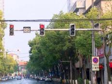 為防控疫情紅綠燈”全紅“是否可行？